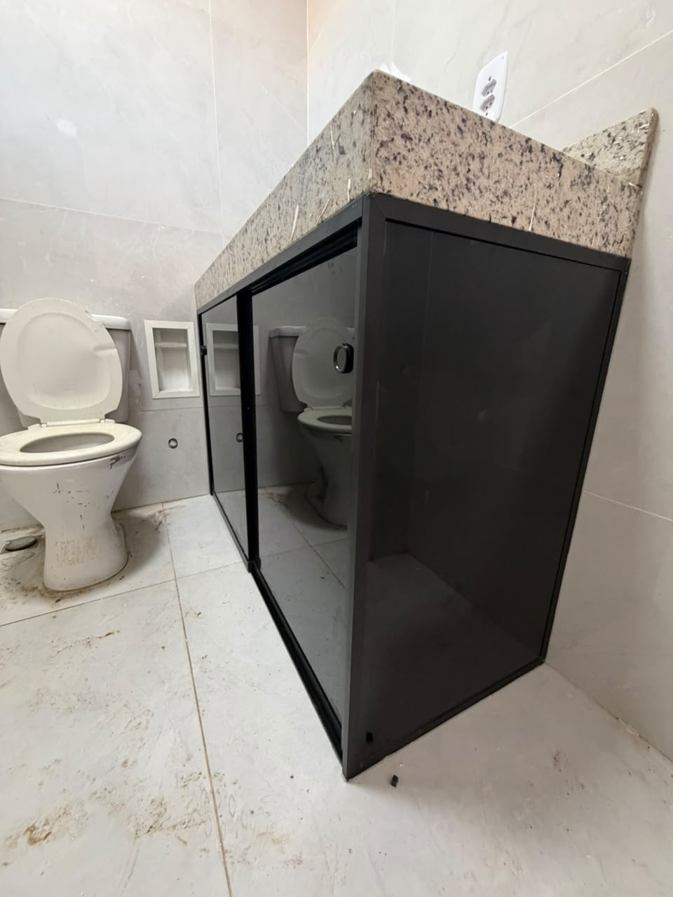 Armário de vidro fumê para banheiro