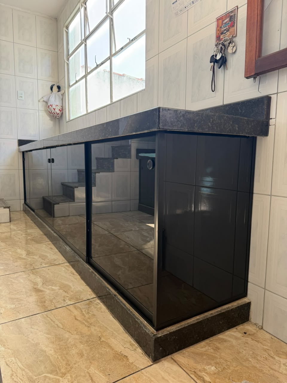 Armário de vidro fumê preto