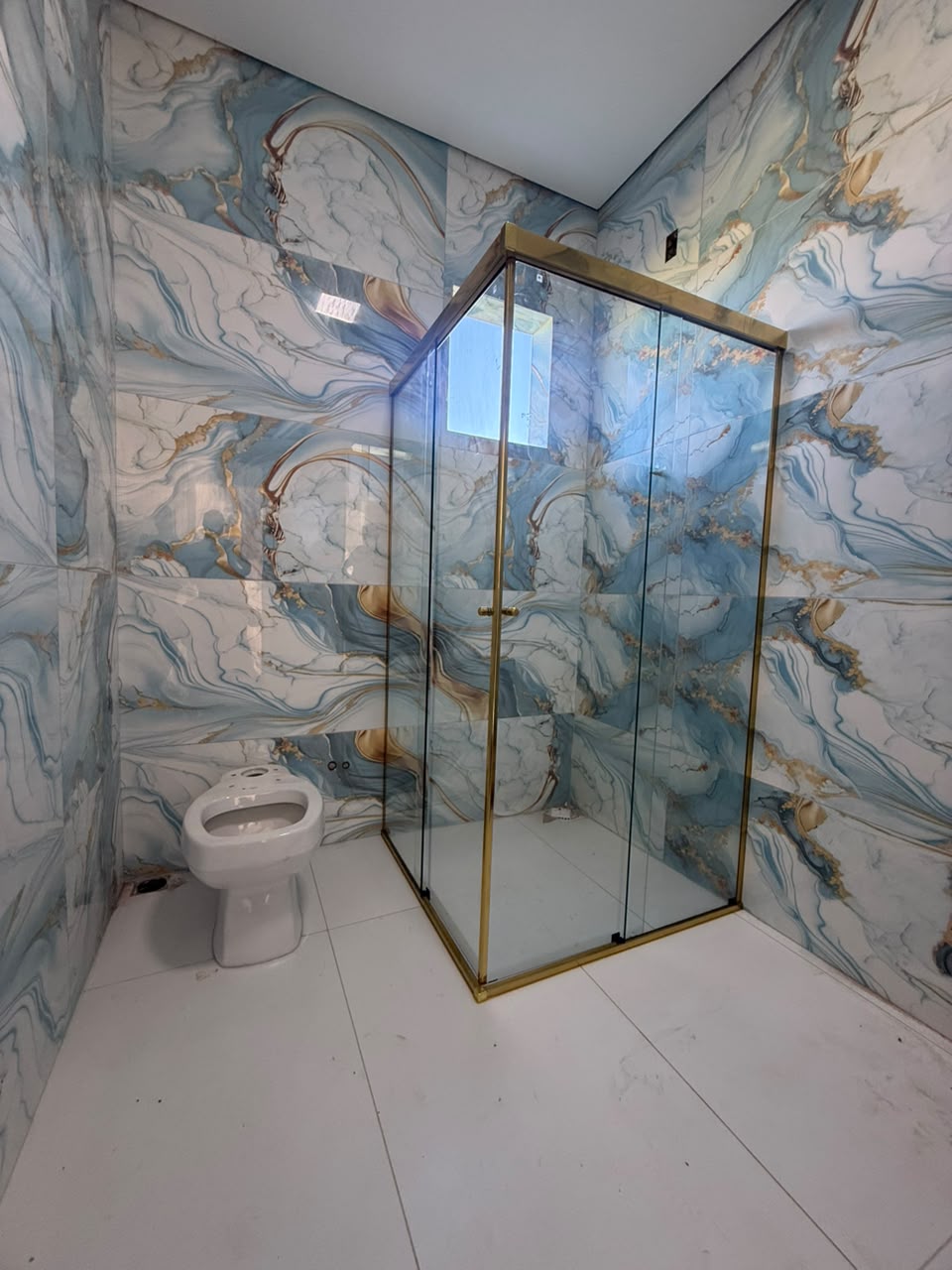 Box de luxo com mármore azul e dourado