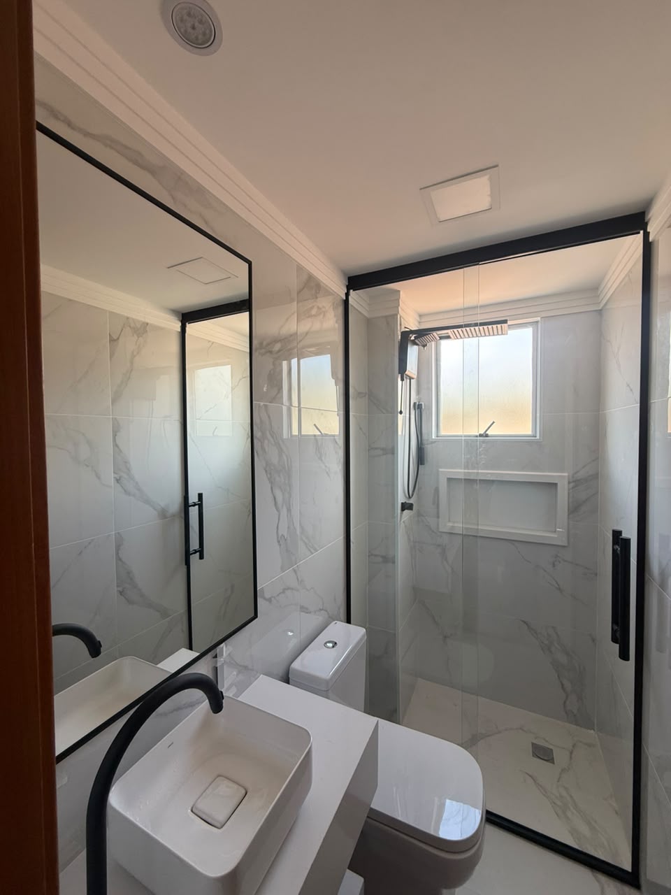 Box premium em banheiro de mármore branco