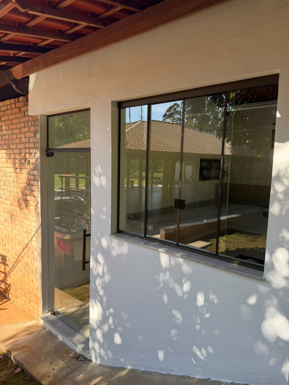 Janela de vidro fixa com porta