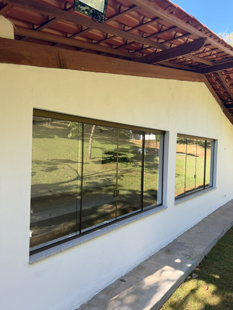 Janelas de vidro fumê para casa de campo