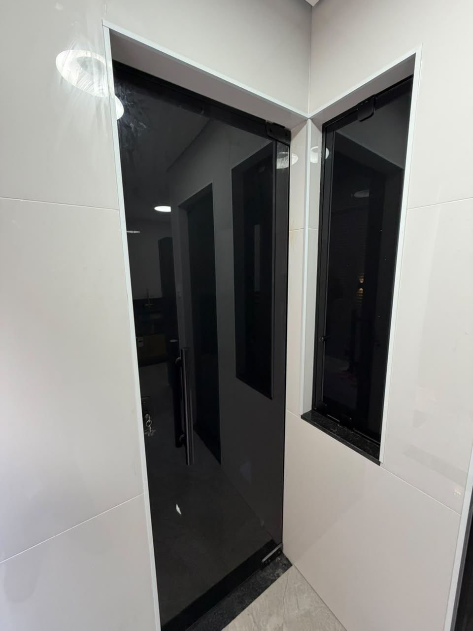 Porta pivotante em vidro preto