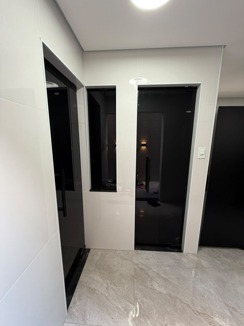 Portas pivotantes pretas para closet